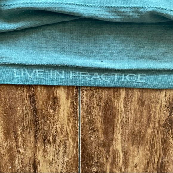 Lululemon Mens “Live in Practice” Green Short Sleeve Tshirt Size Large - Picture 5 of 6